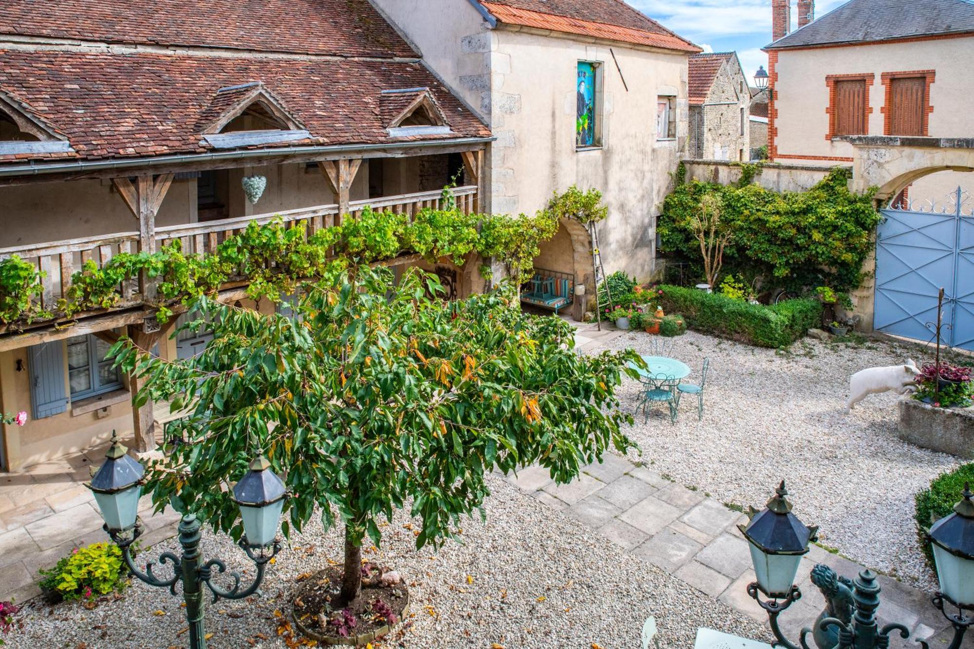 Hotel De La Beursaudiere Nitry Exterior photo